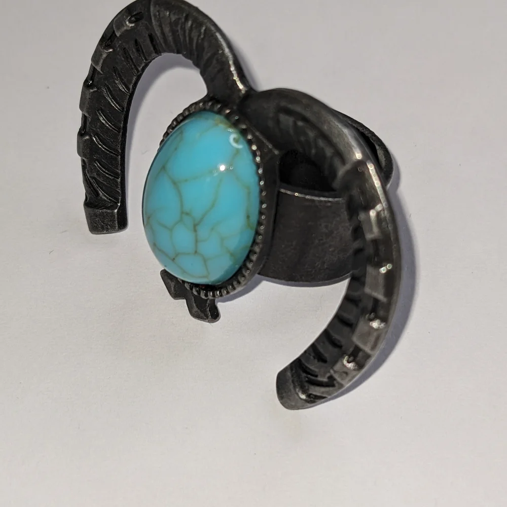 Vintage Southwestern-Style Bronze‎ Alloy Ring with Turquoise Color Cabochon